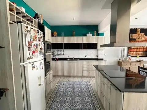 DEPARTAMENTO 3 AMBIENTES EN PLANTA ALTA CON GALPON Y GRAN PARQUE AL FONDO