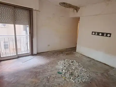 DEPTO 2 AMB CON BALCON FRANCES INTERNO - A REFACCIONAR