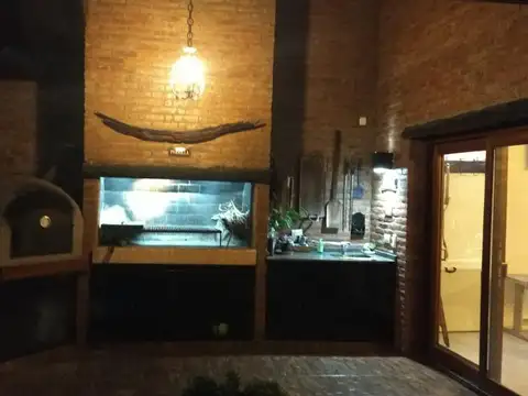 Casa 6 ambientes con 4 baños