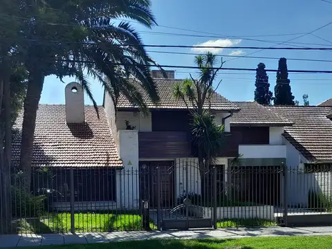 EN UNA UBICACIÓN PRIVILEGIADA, LINDÍSIMO CHALET DE CATEGORÍA