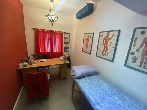 Casa 8 ambientes con 2 baños