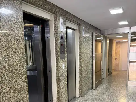 Oficina 10 ambientes con 4 baños