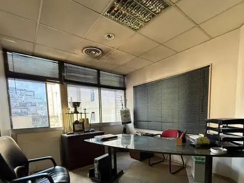 Oficina Comercial en Venta con 4 cocheras Centro/ Microcentro. Precio Negociable