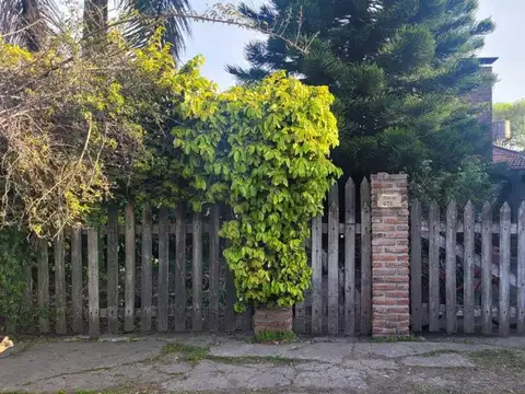 Lote con Casa a Refaccionar en Venta en Berisso