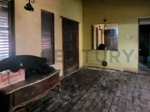 Lote con Casa a Refaccionar en Venta en Berisso