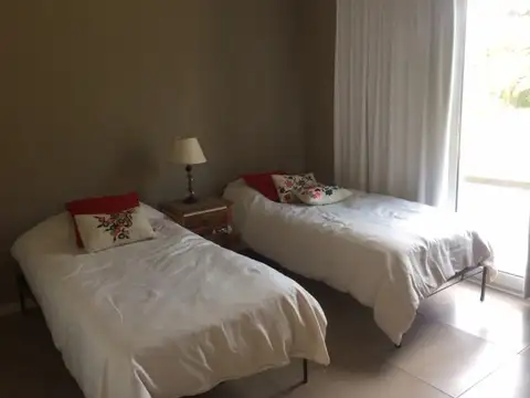 Casa 6 ambientes con 4 baños