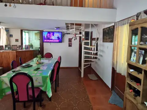 Casa 8 ambientes con 2 baños