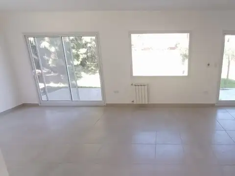 Casa en Alquiler con 2 cocheras