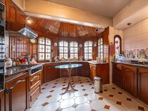 Casa 5 ambientes con 8 baños