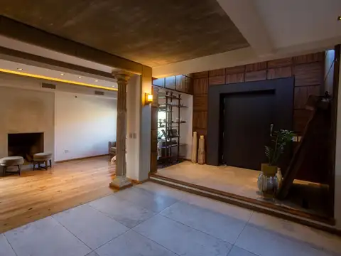 Casa en Venta con 6 cocheras