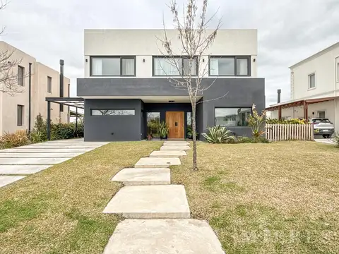 Casa 7 ambientes con 3 baños