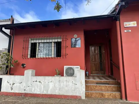 Casa de dos dormitorios con departamento en Juan José Paso.