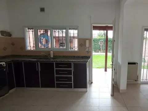 NUEVO VALOR   Espectacular casa con lote y piscina