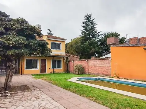 NUEVO VALOR   Espectacular casa con lote y piscina