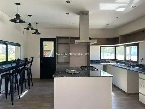 Casa 4 ambientes con 3 baños