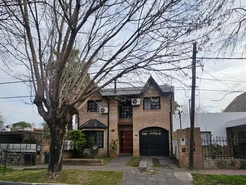 Casa en  Casa en venta Iriarte  al 4100, moderno chalet la Florida Rio