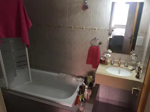 CHALET  DE 2 PLANTAS EN AMPLIO TERRENO CON GRAN JARDIN C/QUINCHO Y PARRILLA.