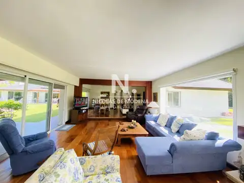 Casa 4 ambientes con 5 baños