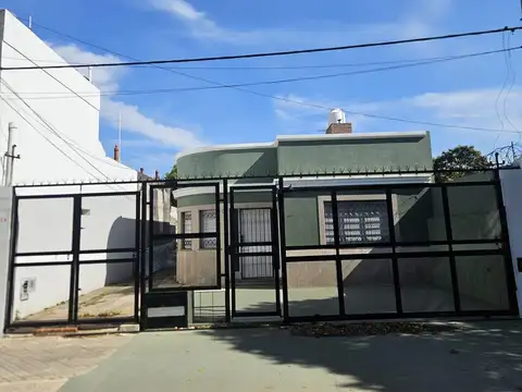 Almafuerte  al 1800, Arroyito, reciclada a nueva, entrada vehicular, impecable.