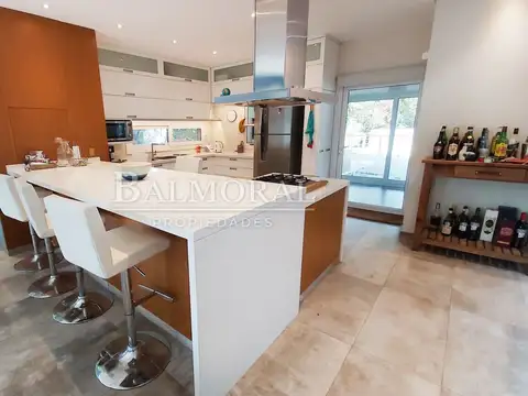 Casa 4 ambientes con 5 baños