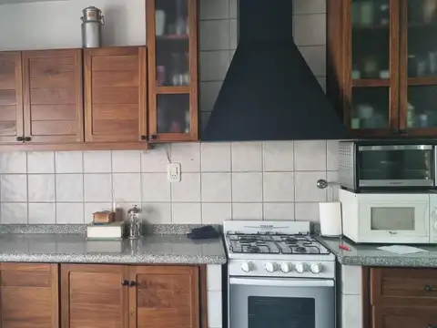 Casa 6 ambientes con 2 baños