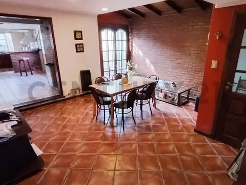 Casa de 6 ambientes con patio y cochera – Peralta Ramos Oeste