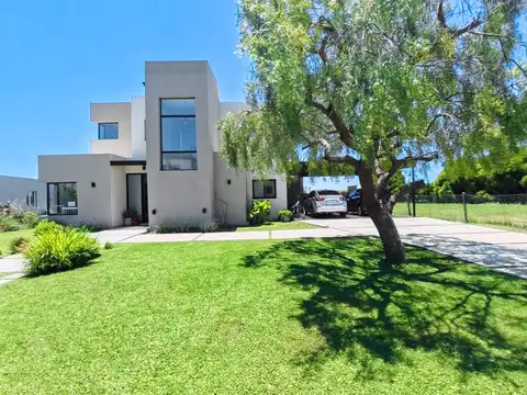 Casa 5 ambientes con 3 baños