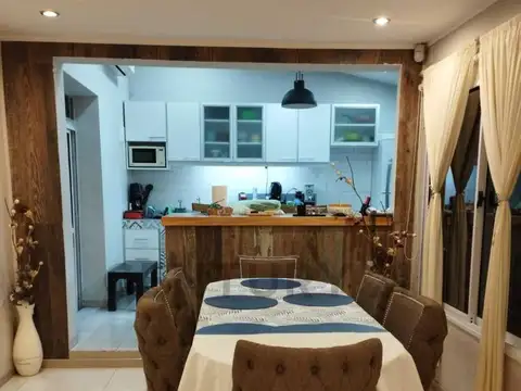 181 bis entre 516 y 516 Bis Casa de 2 dormitorios en venta Melchor Romero La Plata.