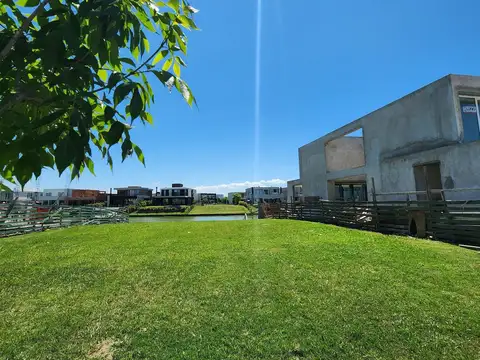 CASA EN VENTA - A LA LAGUNA - CARPINCHOS