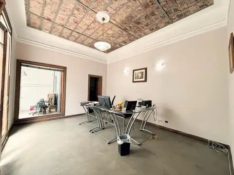 Casa / Oficina en Alberdi, 5 Privados