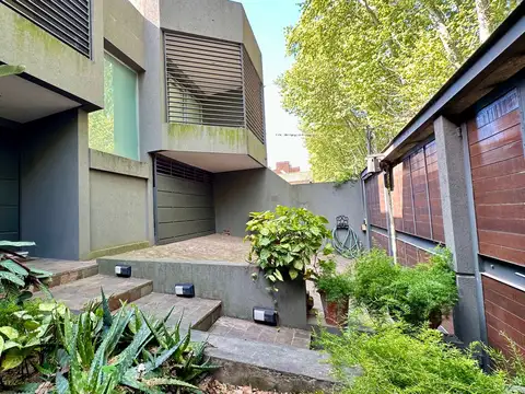 6 amb. frente al Hipodromo muy sólida, diseño y calidad. sobre 12 x 47 de lote