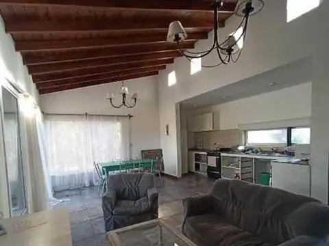 Moderna Propiedad Con Amplio Parque