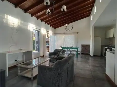 Moderna Propiedad Con Amplio Parque