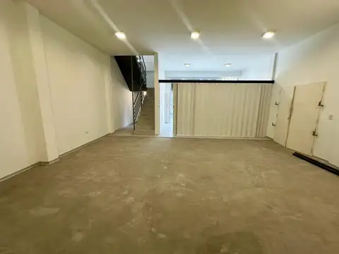 Depositó Comercial Estratégico con Oficinas, Vestuarios y Terraza