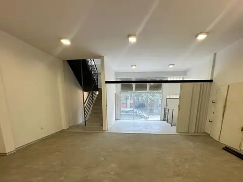 Depositó Comercial Estratégico con Oficinas, Vestuarios y Terraza