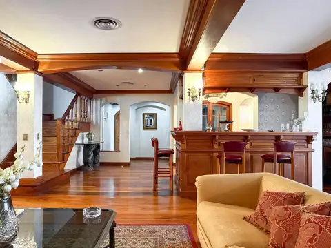 Casa en Alquiler, 4 Plantas, Con Galería, Jardín, Pileta y Cochera - Martínez