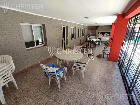 Casa en Venta con 3 cocheras