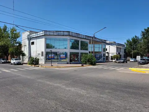 VENDE PROPIEDAD CON LOCALES, OFICINAS Y GALPONES SOBRE RUTA.