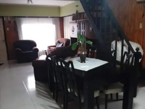 Casa 5 ambientes con 4 baños