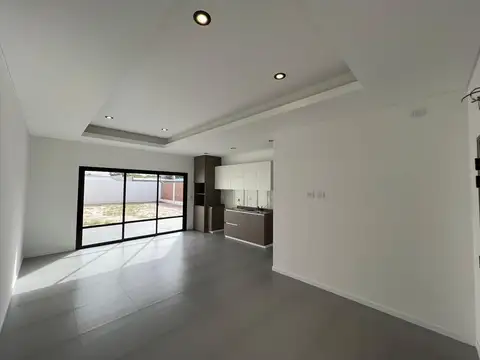 Casa de 3 dormitorios a estrenar a 150 mts de Coronel Falcón