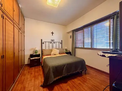 Casa 6 ambientes con 2 baños