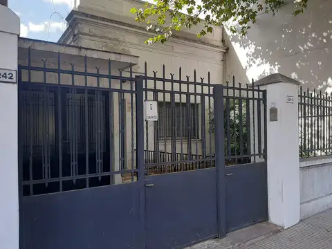 VENTA  CASA 8 AMBIENTES CON COCHERA  A  RECICLAR  VILLA GENERAL MITRE