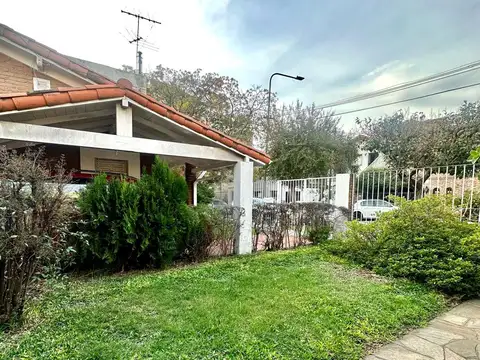 Casa en venta Vicente Lopez Apto credito con jardin y cochera