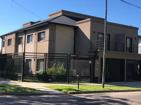 MUY BUEN DUPLEX EN EXCELENTE UBICACIÓN - OPORTUNIDAD