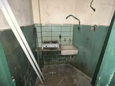 local sobre av rivadavia en zona comercial apto varios dest