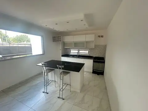 Casa en alquiler de 4 Ambientes con galería y parrilla en El Pato