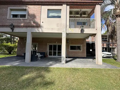 Casa en Venta con 2 cocheras