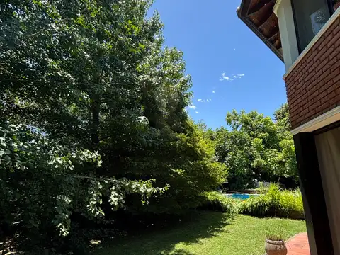 Casa en Alquiler con 2 cocheras