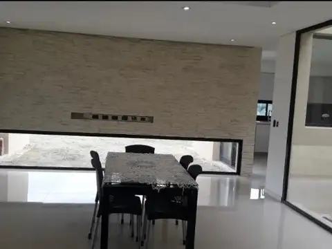 Casa 4 ambientes con 3 baños