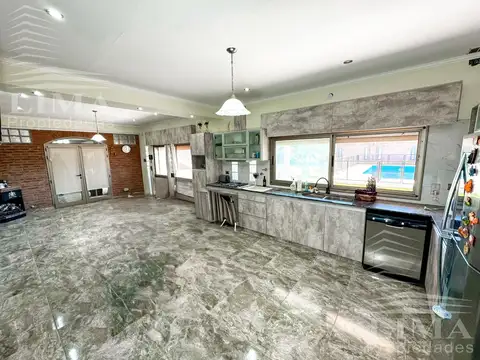 Casa 7 ambientes con 4 baños